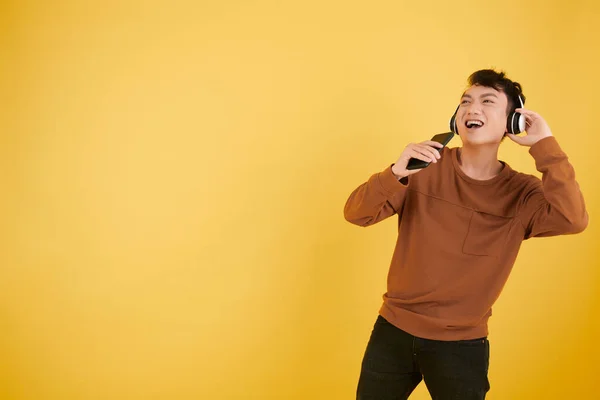 Joyeux Jeune Vietnamien Écoutant Musique Dans Les Écouteurs Chantant Microphone — Photo