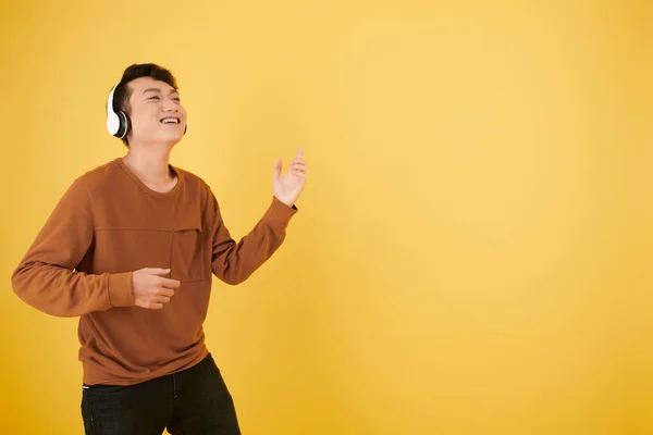 Gelukkig Jong Aziatische Man Dansen Muziek Hoofdtelefoon Spelen Onzichtbare Gitaar — Stockfoto