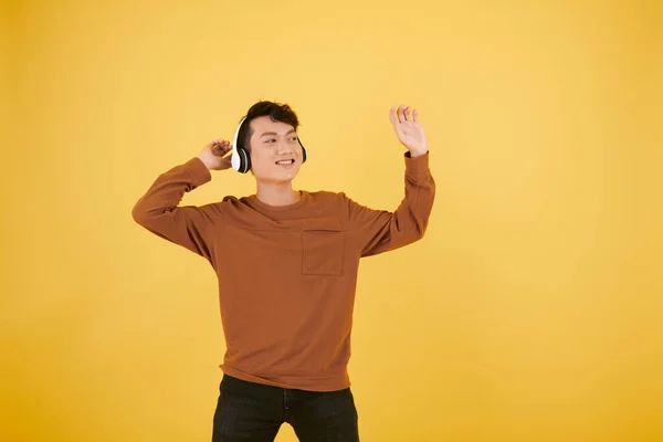 Усміхнений Молодий Єтнамський Чоловік Танцює Навушниках Ізольований Жовтим — стокове фото