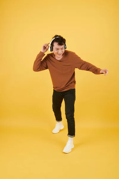 Студійний Портрет Щасливого Молодого Чоловіка Який Танцює Музику Навушниках — стокове фото