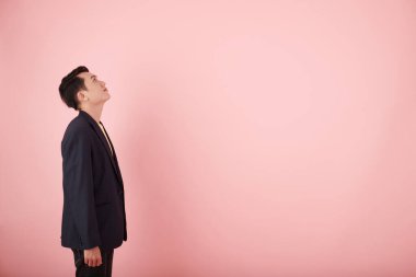 Umut dolu genç Vietnamlı işadamı ilerlemek için işaret bekliyor.