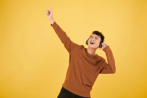 Opgewonden Jongeman Dansend Muziek Hoofdtelefoon Geïsoleerd Geel — Stockfoto