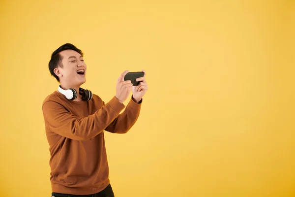 Joyeux Jeune Homme Gagnant Jeu Vidéo Joue Sur Smartphone — Photo