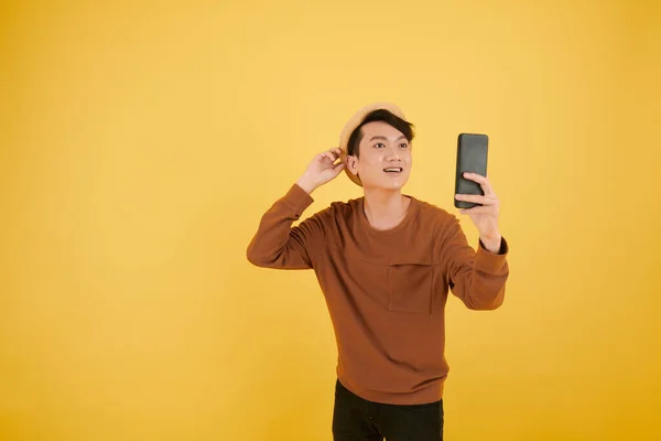 Felice Giovane Uomo Indossando Cappello Prendendo Selfie Smartphone — Foto Stock