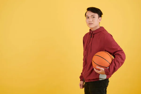 Basketbol Topu Tutan Asyalı Genç Adamın Stüdyo Portresi — Stok fotoğraf