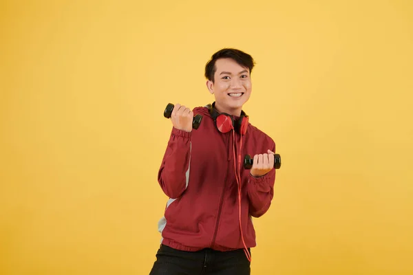 Fröhlicher Junger Mann Roter Trainingsjacke Trainiert Mit Kleinen Hanteln — Stockfoto