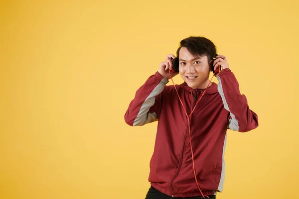 Kırmızı Eşofmanlı Gülümseyen Asyalı Genç Sporcu Koşmak Için Kulaklık Takıyor — Stok fotoğraf