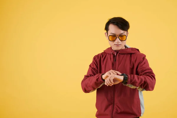 Poważny Młody Człowiek Żółtych Okularach Sprawdza Aplikację Fitness Tracker Powiadomienia — Zdjęcie stockowe
