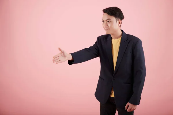 Lächelnder Asiatischer Jungunternehmer Streckt Zur Begrüßung Seines Geschäftspartners Den Arm — Stockfoto
