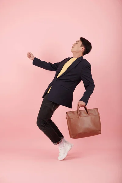 Studioporträt Eines Jungen Asiatischen Unternehmers Mit Kunstledertasche Beim Zehenstand — Stockfoto