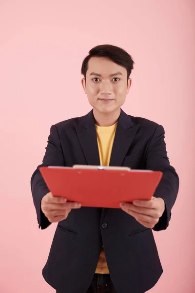 Retrato Sorrir Jovem Empresário Asiático Dando Prancheta Com Documento — Fotografia de Stock