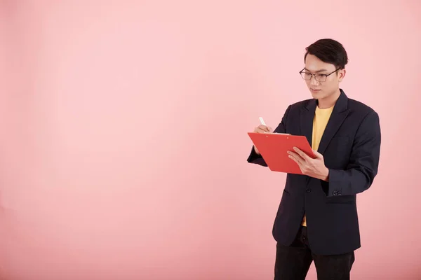 Junge Asiatische Unternehmerin Mit Brille Überprüft Oder Signiert Dokument Auf — Stockfoto