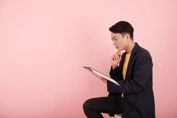 忧心忡忡的年轻亚洲企业家阅读报告或在平板电脑上达成一致 — 图库照片
