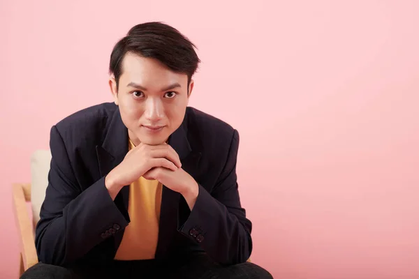 Studio Porträtt Leende Ung Asiatisk Affärsman Tittar Kameran — Stockfoto