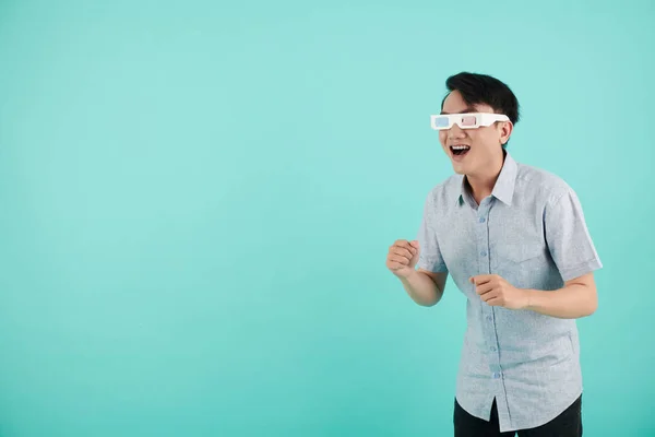 Podekscytowany Młody Człowiek Ogląda Film Efektami Okularach Papierowych Anaglif — Zdjęcie stockowe