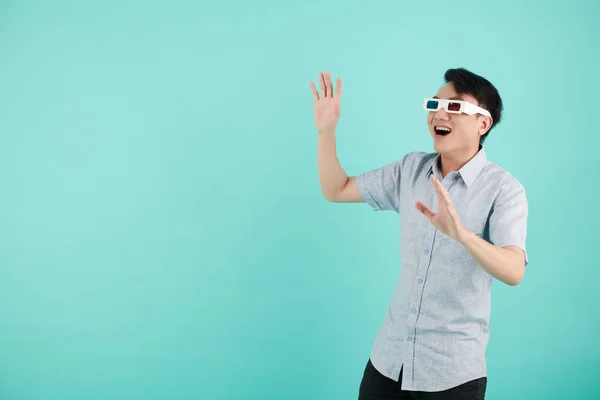 Anaglyph Kağıt Gözlüklü Duygusal Genç Adam Özel Efektlerle Film Izliyor — Stok fotoğraf