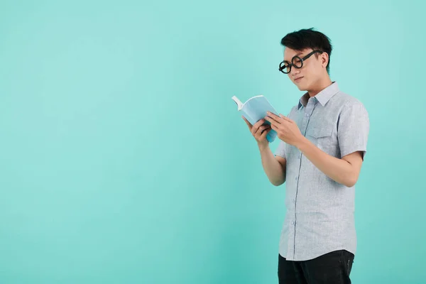 Kluger Junger Mann Mit Brille Und Dicken Gläsern Liest Buch — Stockfoto