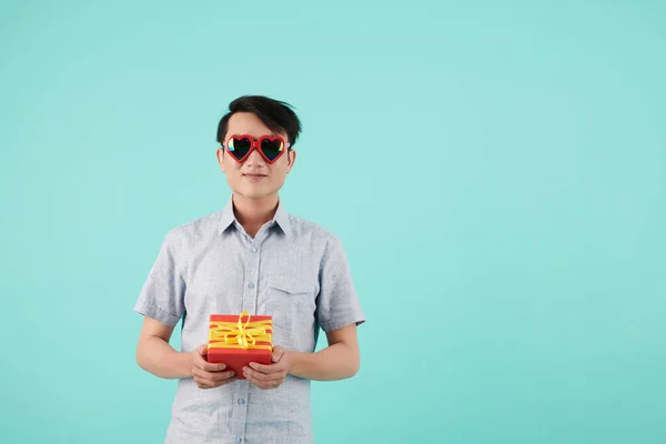 Smiling Young Man Heart Shape Sunglasses Holding Wrapped Gift Valentines — Stock Photo, Image