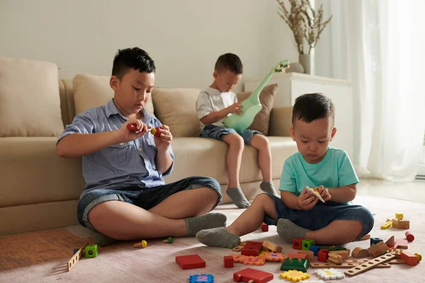 Concentrated Asian Boys Sitting Floor Playing Toy Bricks Little Brother — Stock Photo, Image