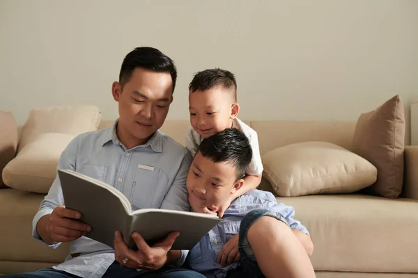 Vietnamese Man Reading Book Fairytales His Two Curious Sons — Stock Photo, Image