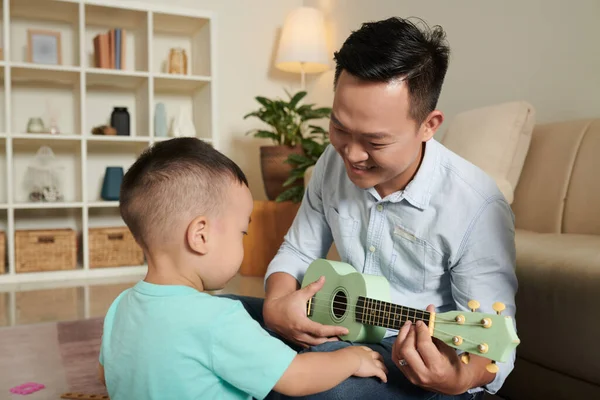 Smiling Father Showing Little Son How Play Ukulele — Stock Photo, Image