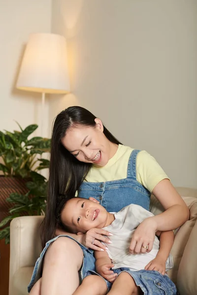 Šťastná Mladá Matka Lechtá Svého Smějícího Syna Když Sedí Doma — Stock fotografie