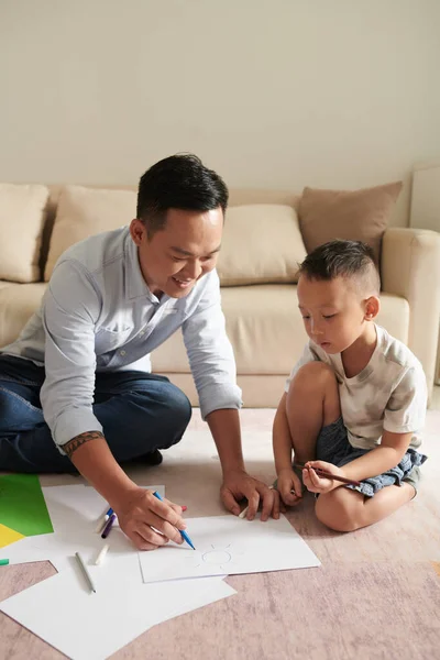 Mutlu Baba Küçük Oğluna Anaokulu Için Resim Çizmesinde Yardım Etmekten — Stok fotoğraf