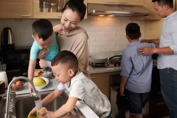Synové Pomáhají Matce Otci Vařením Snídaně Oplachují Ovoce Smaží Vejce — Stock fotografie