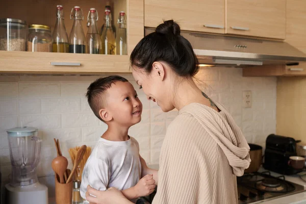 Feliz Joven Madre Hablando Con Pequeño Hijo Sentado Mostrador Cocina —  Fotos de Stock