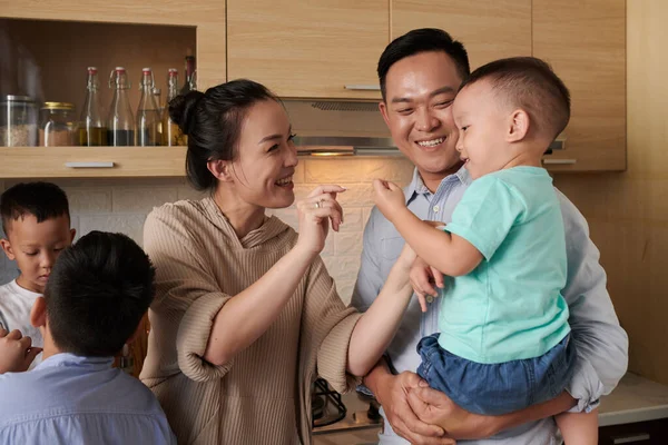 キッチンに3人の子供が一緒に立っている幸せなベトナムの家族 — ストック写真