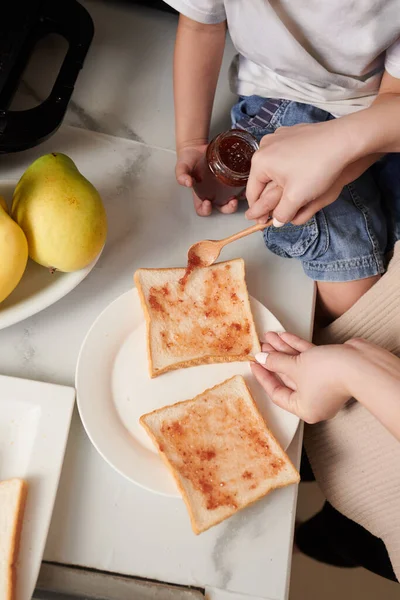 Син Який Допомагає Мамі Викладати Ягідне Варення Тост Сніданок Вид — стокове фото