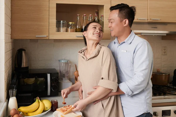 Feliz Hombre Vietnamita Abrazando Esposa Haciendo Tostadas Mermelada Para Desayuno —  Fotos de Stock