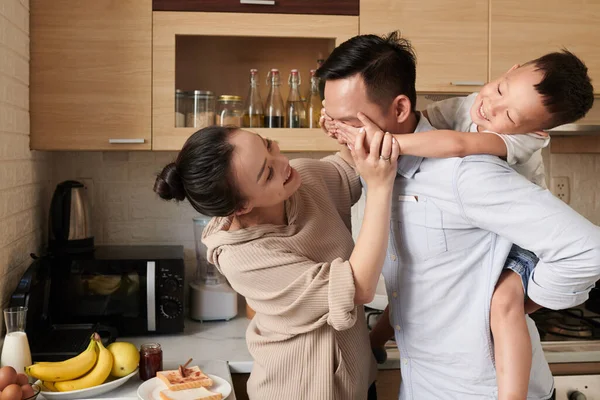 Żona Synek Zasłaniają Oczy Szczęśliwego Ojca Gdy Rano Stoją Kuchni — Zdjęcie stockowe