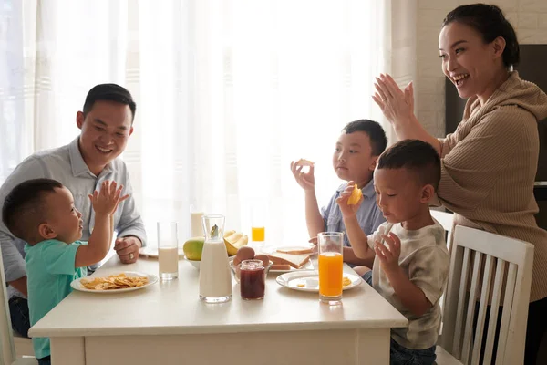Felice Famiglia Asiatica Cinque Godendo Gustosa Colazione Tavolo Della Cucina — Foto Stock