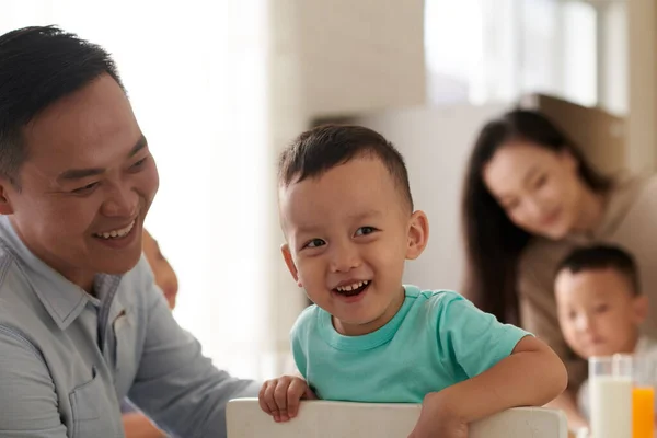 Lächelnder Vater Schaut Kleinen Jungen Der Auf Stuhl Frühstückstisch Sitzt — Stockfoto