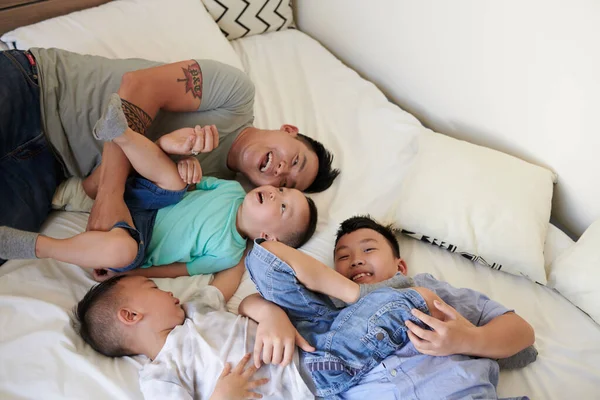 Joyful Father His Three Sons Relaxing Bed Spending Weekend Together — Stock Photo, Image