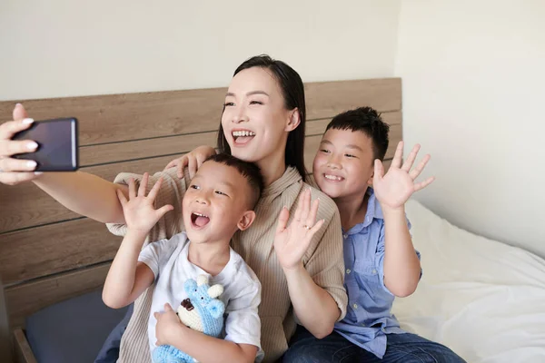 Šťastná Vzrušená Matka Její Dva Synové Mávají Rukama Když Video — Stock fotografie