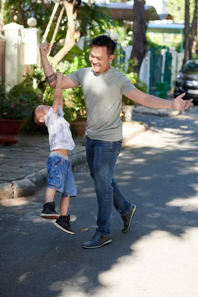 Dışarıda Birlikte Vakit Geçirirken Babasının Kollarına Takılan Neşeli Küçük Çocuk — Stok fotoğraf