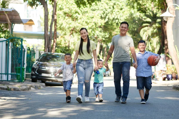 Pais Felizes Seus Três Filhos Mãos Dadas Caminhar Rua Dia — Fotografia de Stock