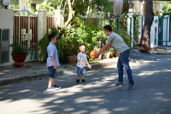 Father Playing Basketball His Two Little Sons Front House — Stock Photo, Image