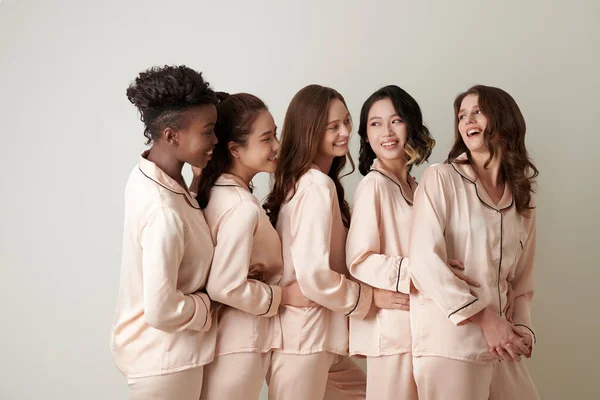Skupina Veselých Přítelkyň Hedvábném Pyžamu Stojící Sebou — Stock fotografie