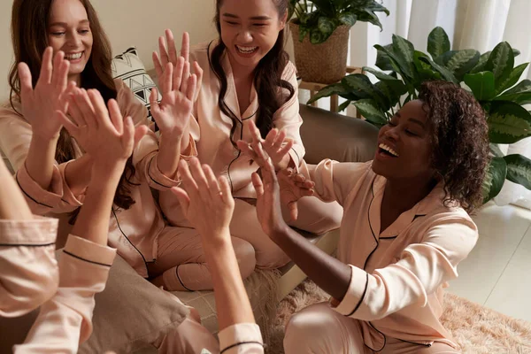 Смеющиеся Веселые Молодые Женщины Светло Розовой Пижаме Дают Друг Другу — стоковое фото