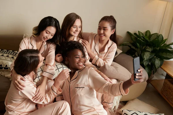 Leende Glad Ung Kvinna Silke Pyjamas Tar Selfie Med Vänner — Stockfoto