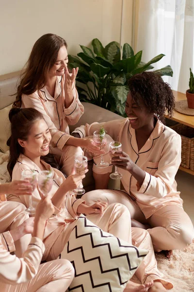 Grupo Mujeres Jóvenes Riendo Bromeando Tomando Cócteles Fiesta Pijama — Foto de Stock