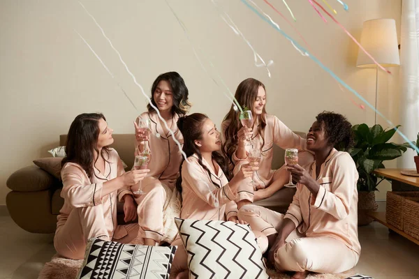 Glada Diverse Vänner Dricker Margaritas Övernattning Födelsedagsfest — Stockfoto