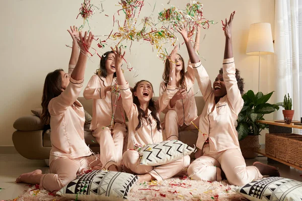 Felices Amigos Emocionados Gritando Lanzando Cintas Serpentinas Disfrutar Fiesta Pijamas — Foto de Stock