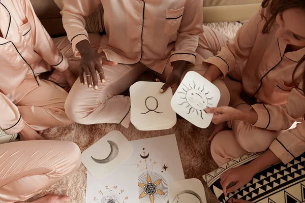 Kadın Pijama Partisinde Astroloji Doğum Çizelgesini Arkadaşlarına Anlatıyor — Stok fotoğraf