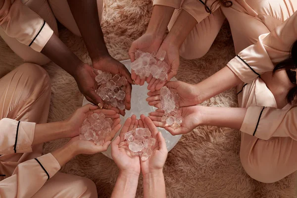 Mädchengruppe Hält Handvoll Eiswürfel Über Teller Schmelzende Gletscher Und Klimaschutzkonzept — Stockfoto