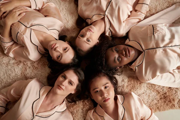 Diverse Group Young Women Lying Floor Circle Head Head Looking — Stock Photo, Image