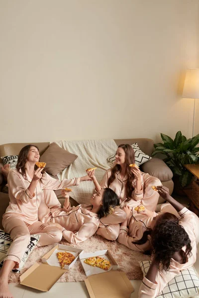 Diverso Grupo Amigos Comiendo Pizza Charlando Cuando Disfrutan Fiesta Pijama — Foto de Stock